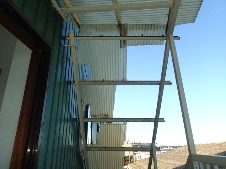 建物側面の庇損傷