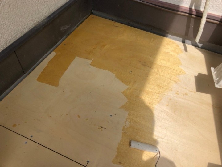 野地板の設置とプライマー塗布