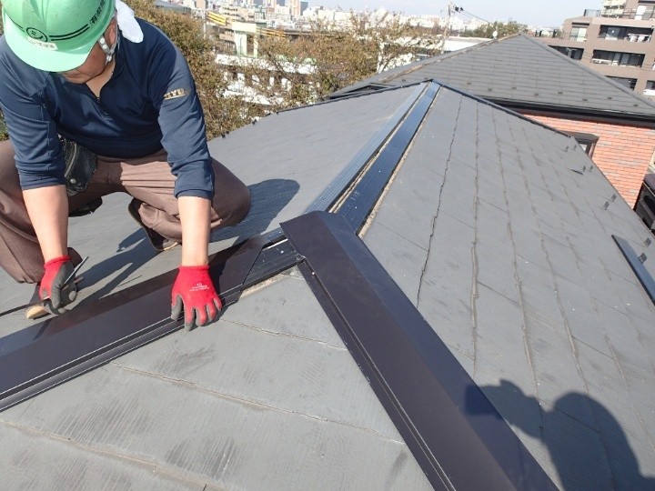 新しい棟板金の取り付け作業