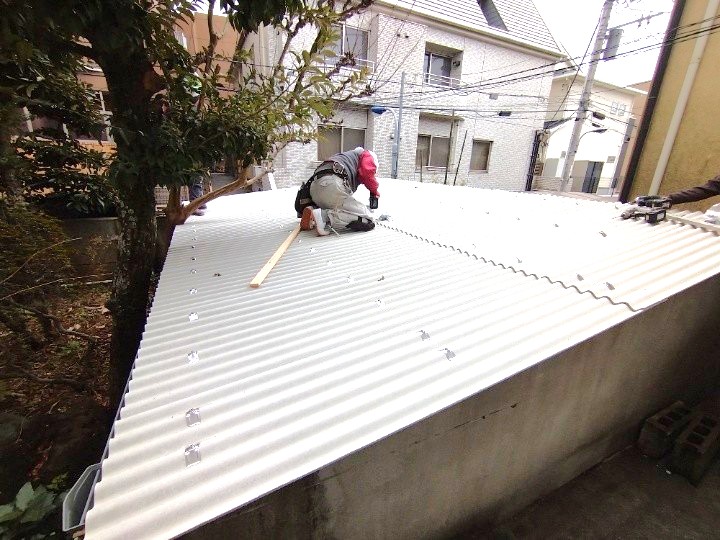 新しい小波スレートの葺き替え