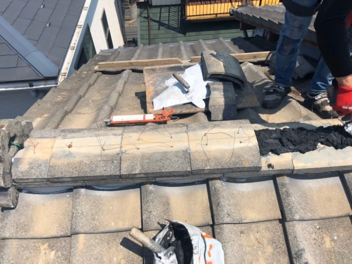 棟瓦の積み直しと固定