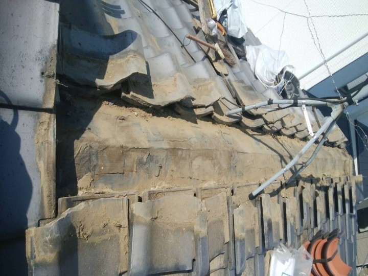 既存棟瓦の撤去と土台の解体