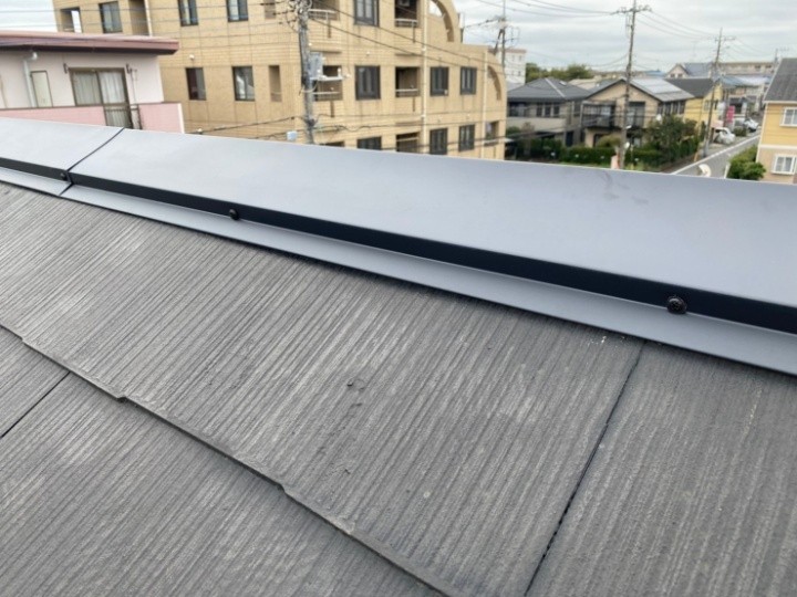 新しい棟板金の取り付け