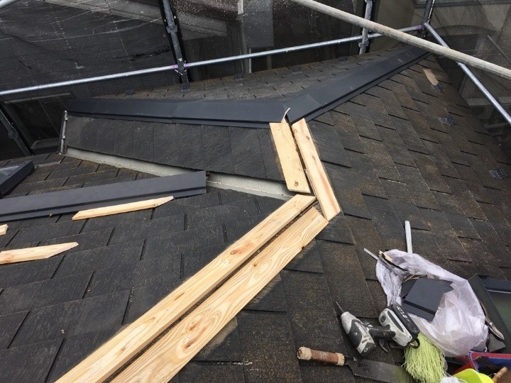 既存棟板金と貫板の撤去・下地補修