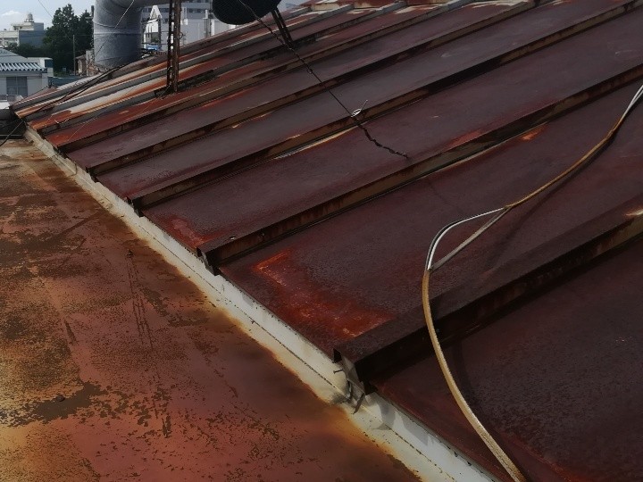 雨筋跡と腐食が進んだ屋根面