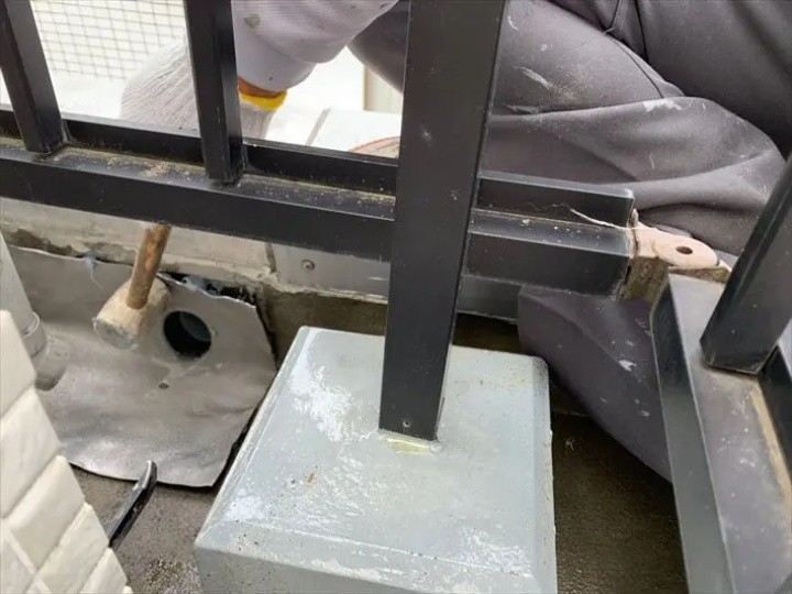 既存防水層の撤去と下地処理