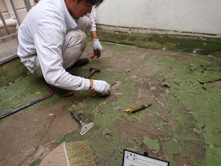 既存防水の撤去と下地補修