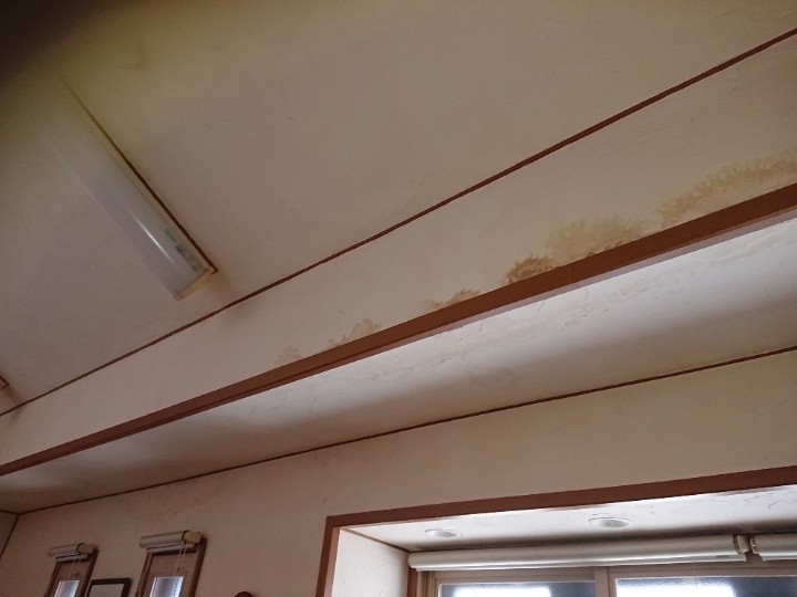 屋内天井の雨染み