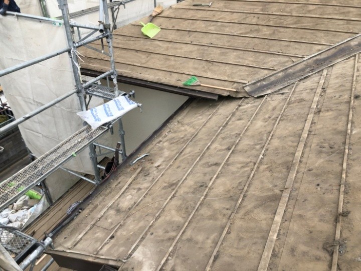 既存瓦と下地の撤去