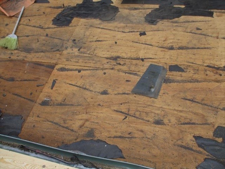 既存屋根材の撤去作業