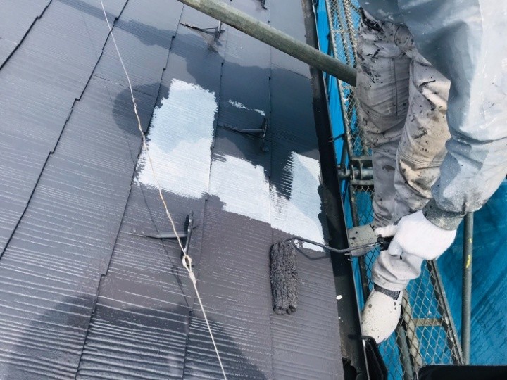 下塗りのムラを整えながら広範囲を塗布