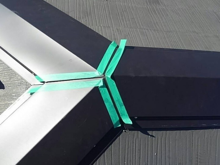 板金の継ぎ目へのコーキング処理