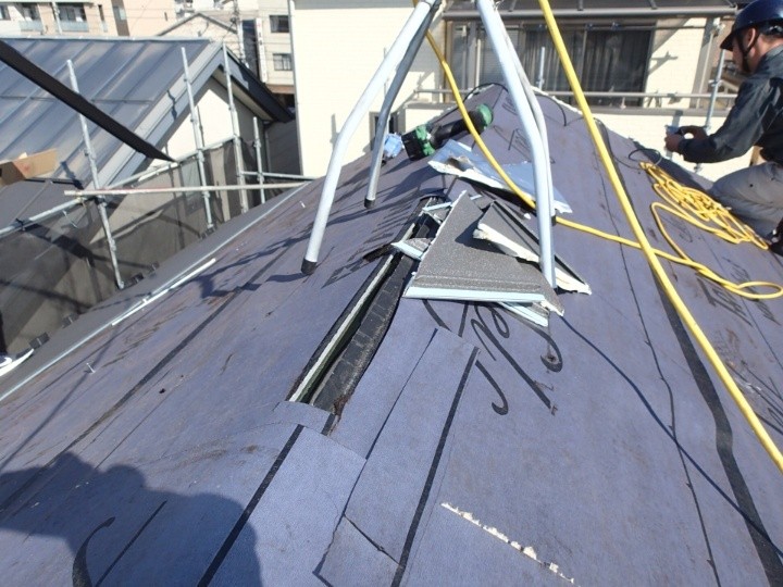 防水シートの敷設とカバー材の準備