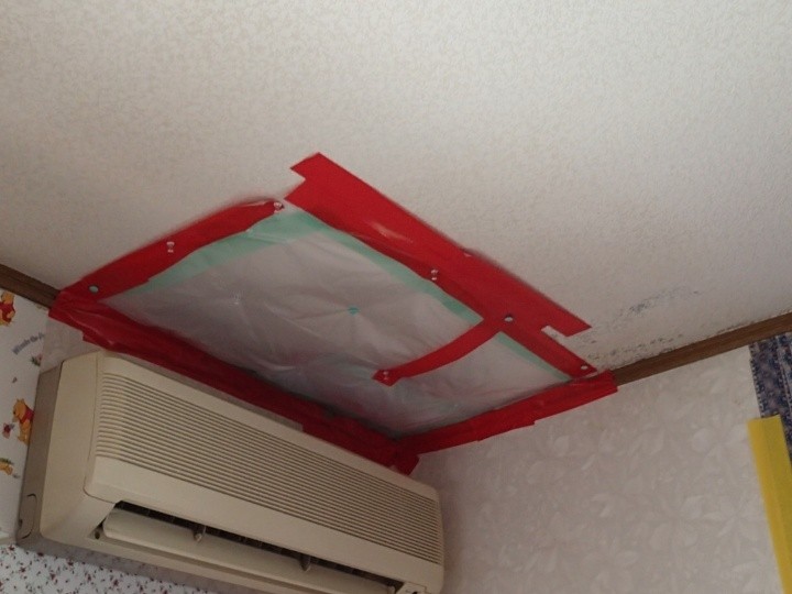 室内天井の雨漏り跡