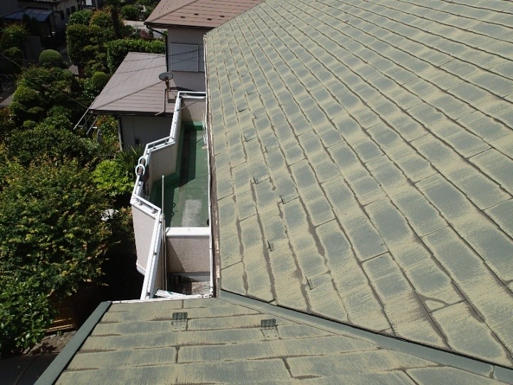 屋根全体の色褪せと汚れ