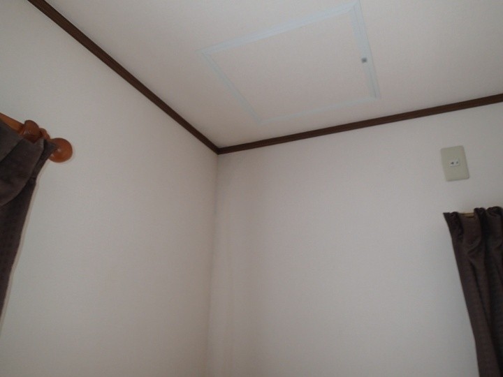 天井点検口と雨漏り痕の確認