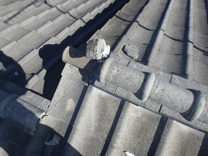 棟瓦と周辺瓦の破損