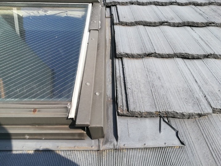 側面の板金と瓦の隙間