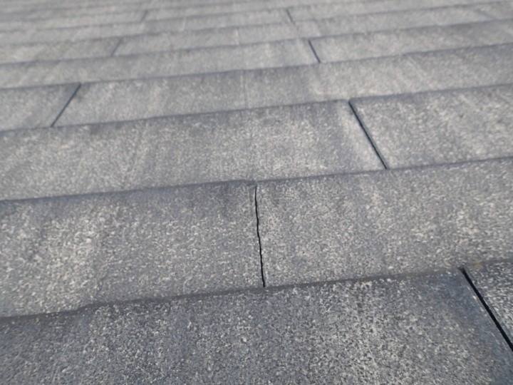 スレート材に亀裂が走り脆くなっていました