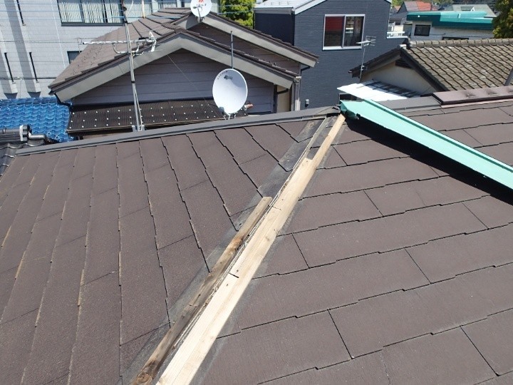 既存棟板金の撤去跡と下地の露出