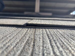 屋根材の反りや浮きにも注意