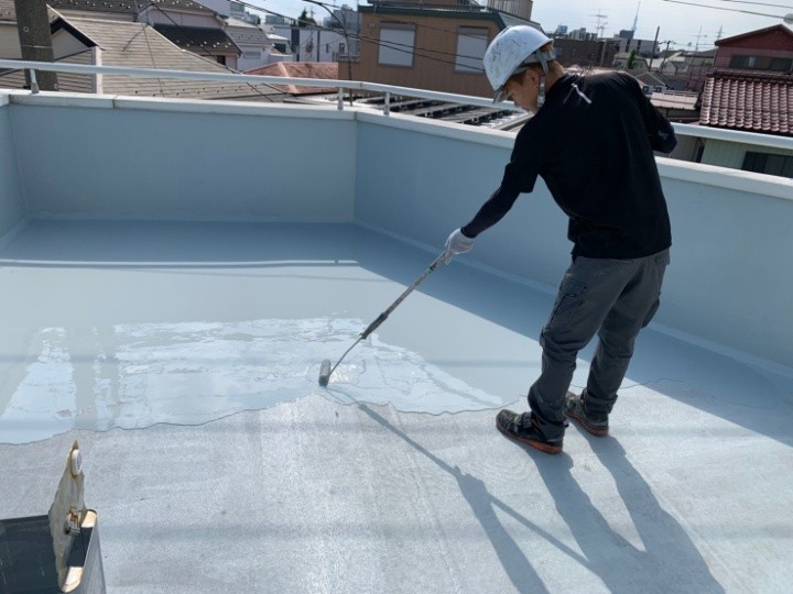 ウレタン防水材の2層目施工