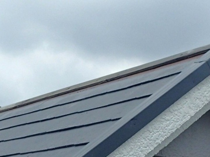 棟板金が外れている屋根頂部