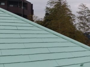 さらに現在の状態を確認するため、ドローンを使用した屋根点検を実施しました。高所でも安全かつ正確に確認できますが、結果として異常は一切確認されませんでした。