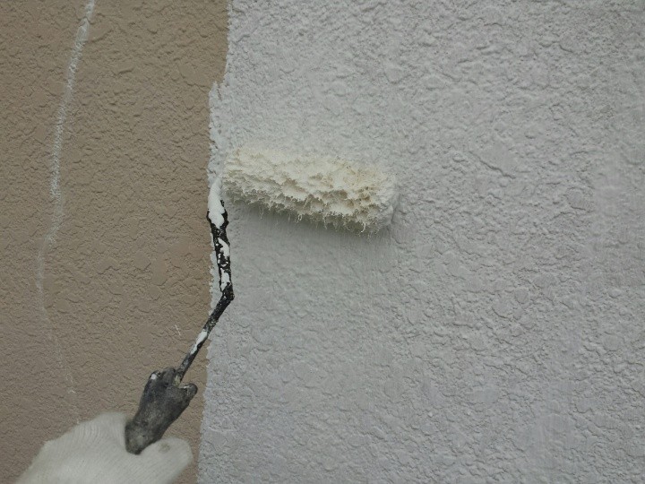 外壁の下塗り（パーフェクトサーフ）