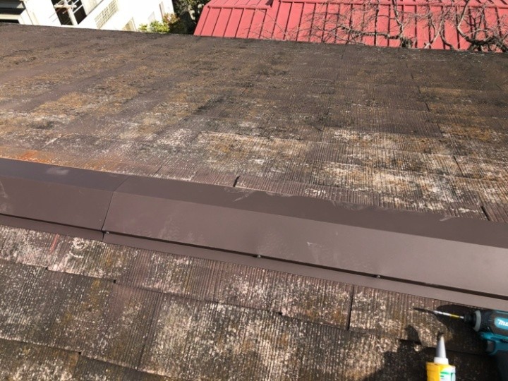 新しい棟板金の取り付け