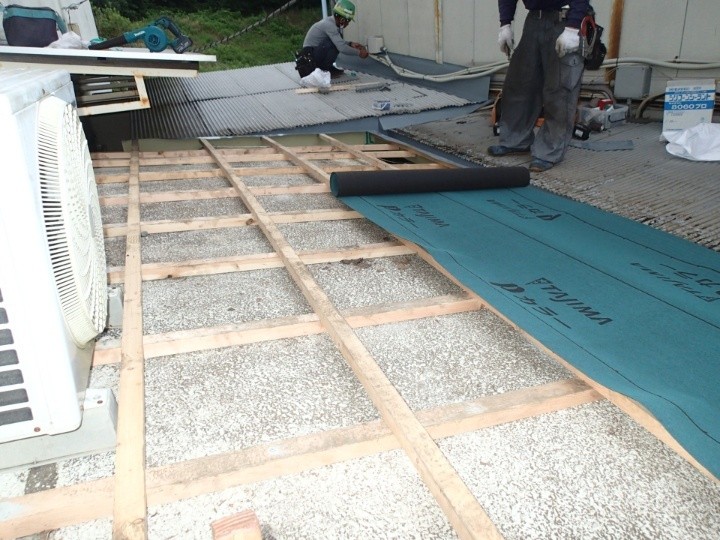 ルーフィング敷設と新規下地の設置