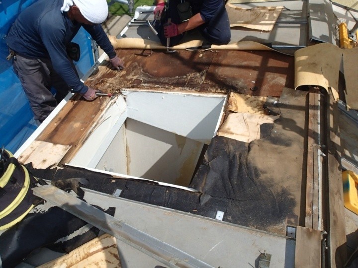 野地板とタルキの腐食部分の解体