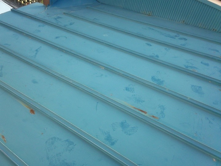 全体に踏み跡と塗膜劣化が見られた屋根