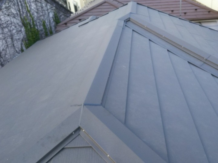 棟板金の取り付けと最終仕上げ