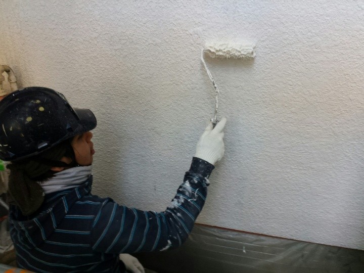 外壁の下塗り作業