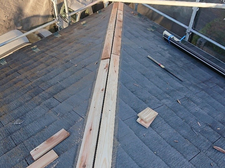 貫板と棟板金の交換作業