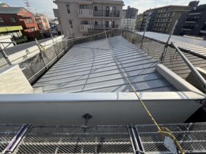 スタイリッシュな見た目「金属屋根（縦葺き）」