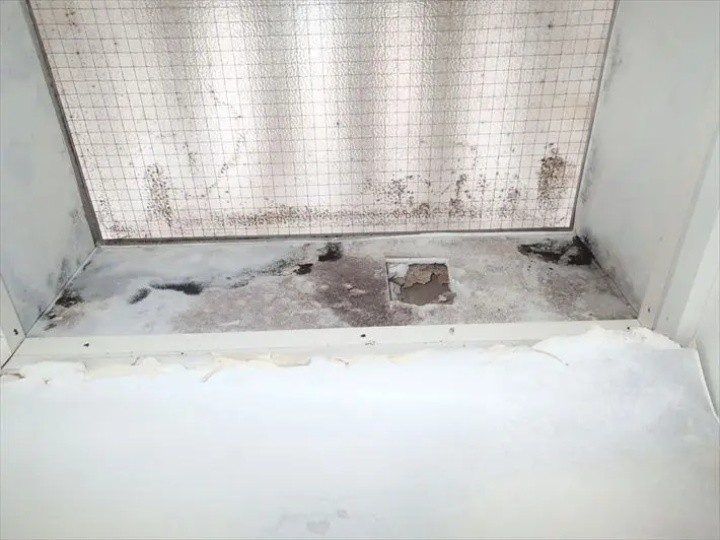 天窓下部のシミと劣化の確認