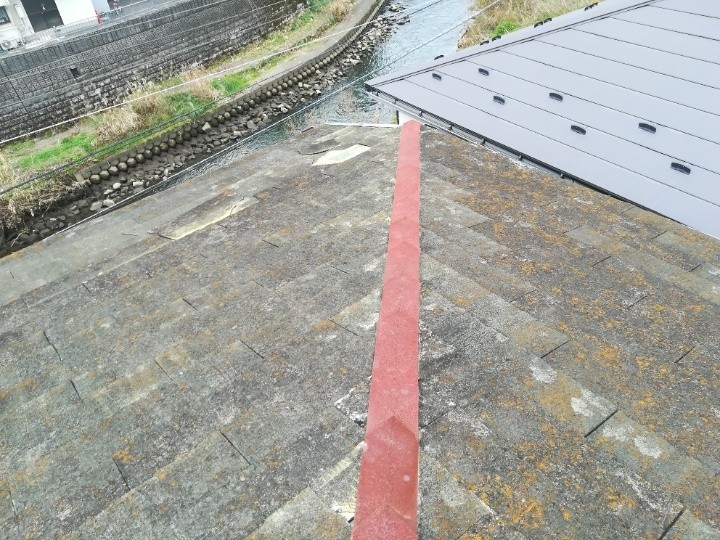 劣化が進んだコロニアル屋根の状態