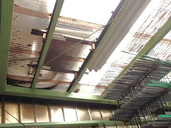 調査写真② 工場内から見上げた波板の劣化状況