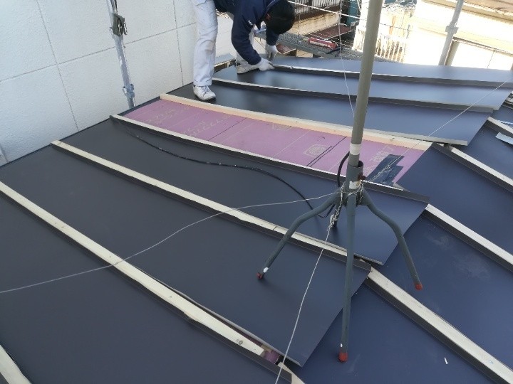 ガルバリウム鋼板屋根材の葺き込み