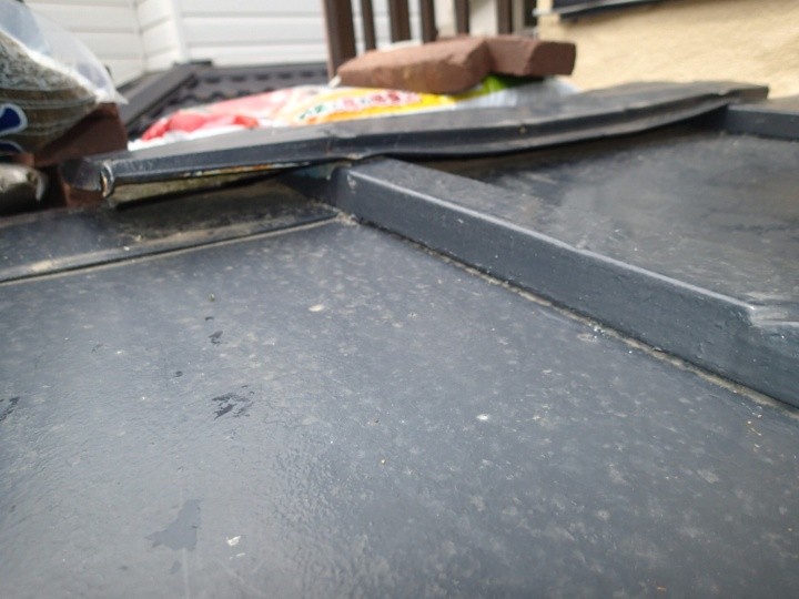 捲れ上がった瓦棒の立ち上がり