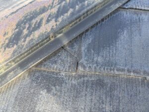 屋根材の劣化状況はカバー工事判断の第一歩