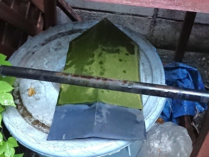 飛散した棟板金の落下物