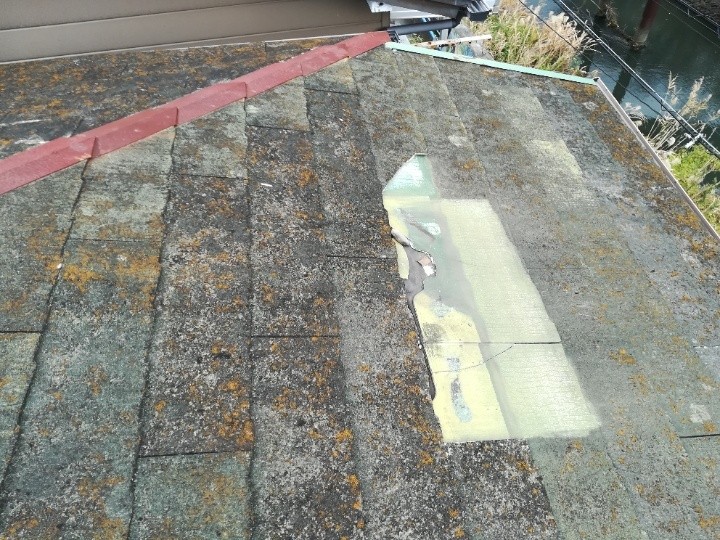 飛散した屋根材と露出した下地