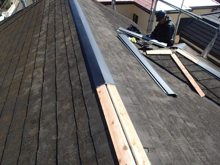 新規棟板金の取り付け