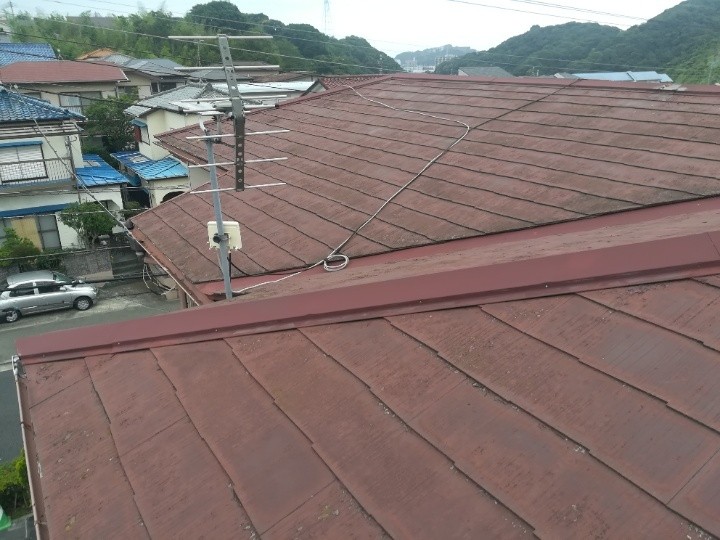 全体的に色褪せたスレート屋根の状態