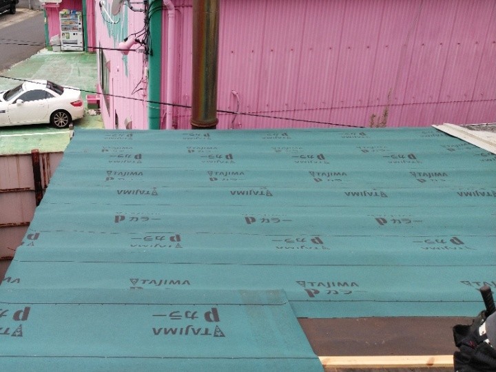 ルーフィング（防水紙）の敷設作業