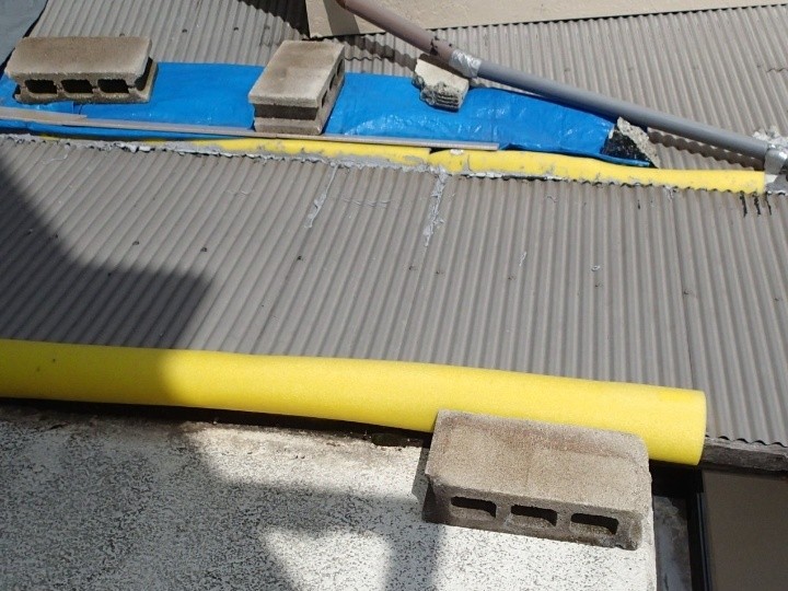 複雑に絡む4方向の屋根