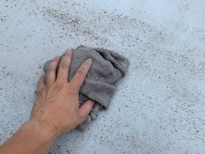 アセトンを使った拭き取り作業